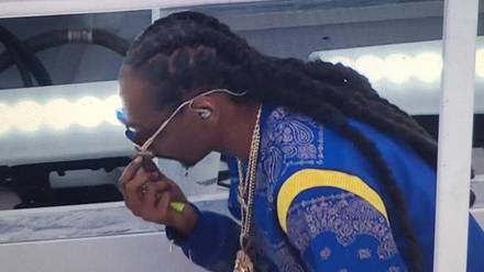 Rapero Snoop Dogg es captado fumando supuesta marihuana en el Super Bowl