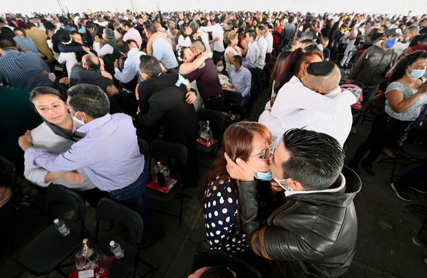 Más de 660 parejas se casan en San Valentín en un suburbio de Ciudad de México
