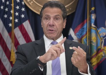 Una policía demanda al exgobernador neoyorquino Andrew Cuomo por acusaciones de conducta sexual inapropiada