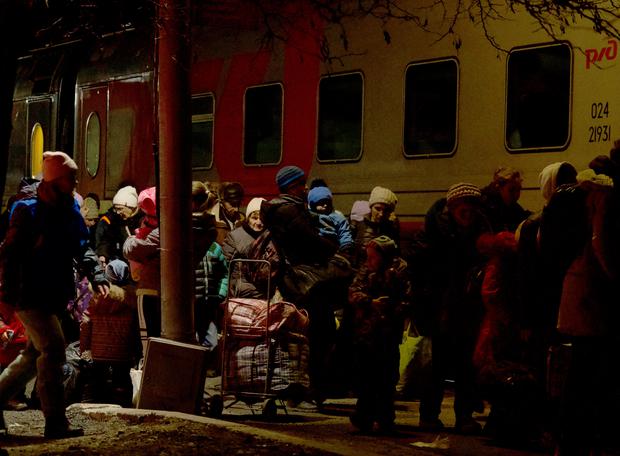 100.000 ucranianos huyen de sus hogares y miles cruzan la frontera tras invasión rusa