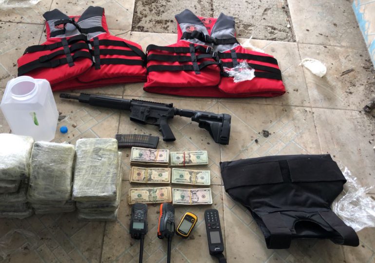 DNCD ocupa 15 paquetes de cocaína, dinero y fusil en SPM; Apresan dos hombres