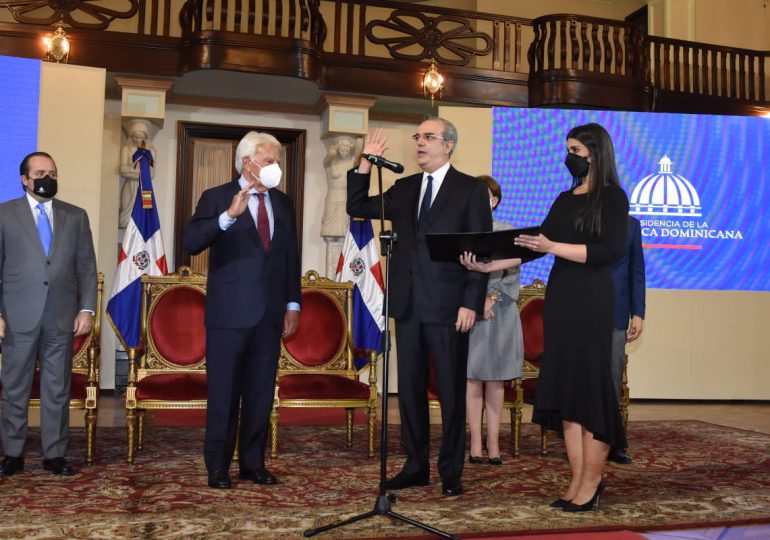 Presidente Abinader otorga nacionalidad dominicana al expresidente español Felipe González