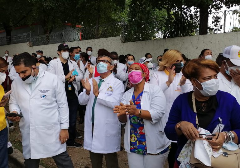 VIDEO | Médicos realizan piquete frente al Servicio Nacional de Salud por falta de pagos