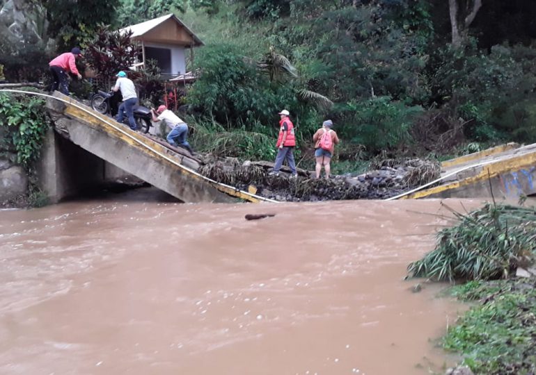 Lluvias dejan dos comunidades incomunicadas en Jarabacoa, piden a Obras Publicas ir en su auxilio