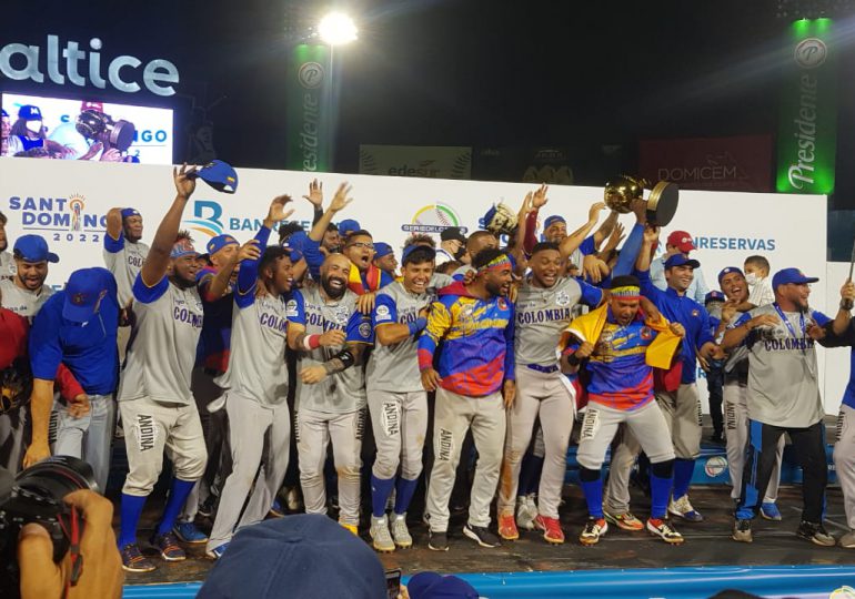 VIDEO|Entre emociones y fuegos artificiales,Colombia recibe la Copa Campeón de la Serie del Caribe
