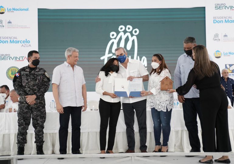 Presidente Abinader entrega 80 viviendas del Plan Familia Feliz en Azua