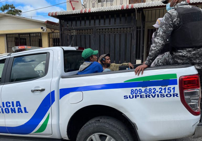 VIDEO|PN apresa dos hombres que minutos antes habían robado casa de regidor de Jarabacoa