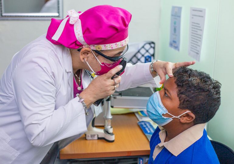 INABIE asiste a 118 estudiantes diagnosticados con malnutrición y entrega 257 lentes en zona sur del país