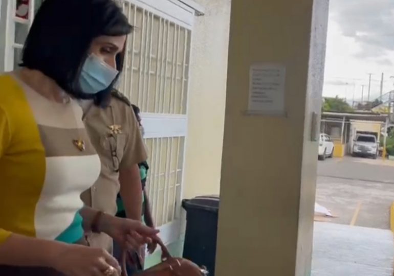 VIDEO|Primera dama visita en el hospital al jefe de Seguridad del presidente Abinader