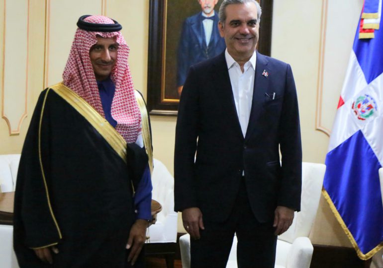 VIDEO | Abinader recibe en su despacho al ministro de Turismo de Arabia Saudita