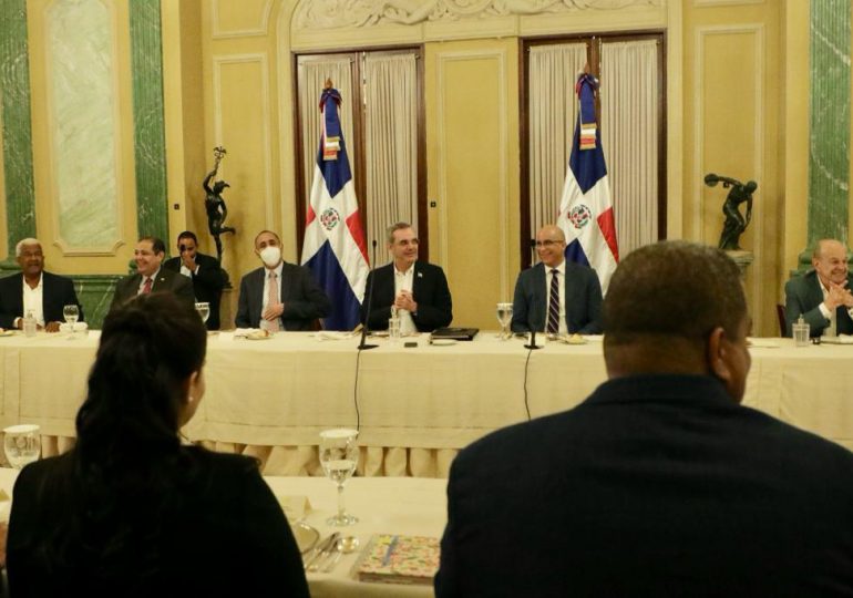 Presidente Abinader se reúne con dueños de compañías de cables del país