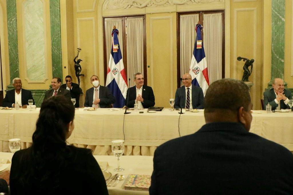 Presidente Abinader se reúne con dueños de compañías de cables del país |  RC Noticias