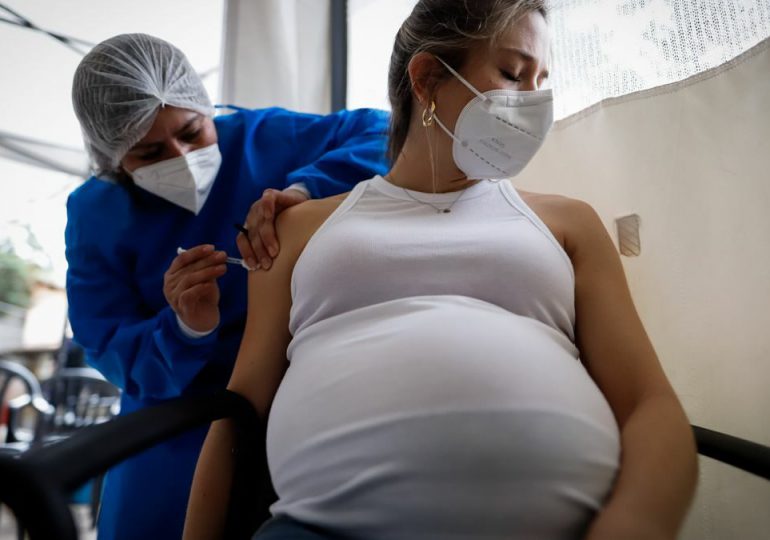 Vacunar embarazadas contra covid protege a bebés de ser hospitalizados