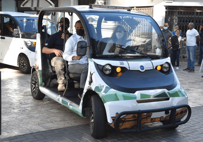 GEM Dominicana entrega demo de vehículo eléctrico para uso en la Zona Colonial   de Santo Domingo