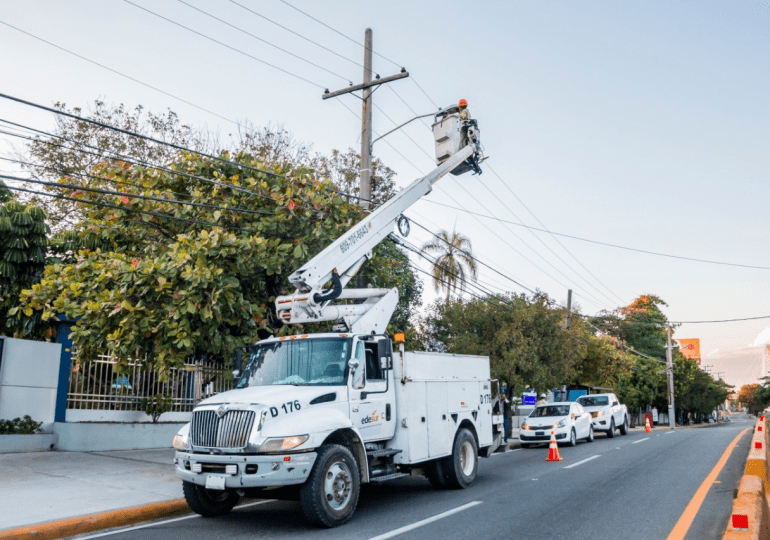 Edesur coloca nuevas luminarias en la av. Máximo Gómez