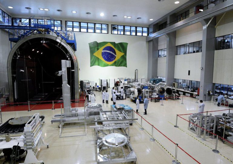 Amazon firma acuerdo con AEB para impulsar el sector espacial en Brasil