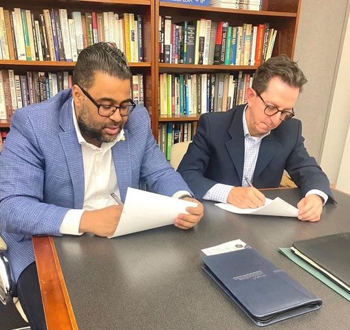 El senador Franklin Rodríguez firma acuerdo educativo con George Washington University