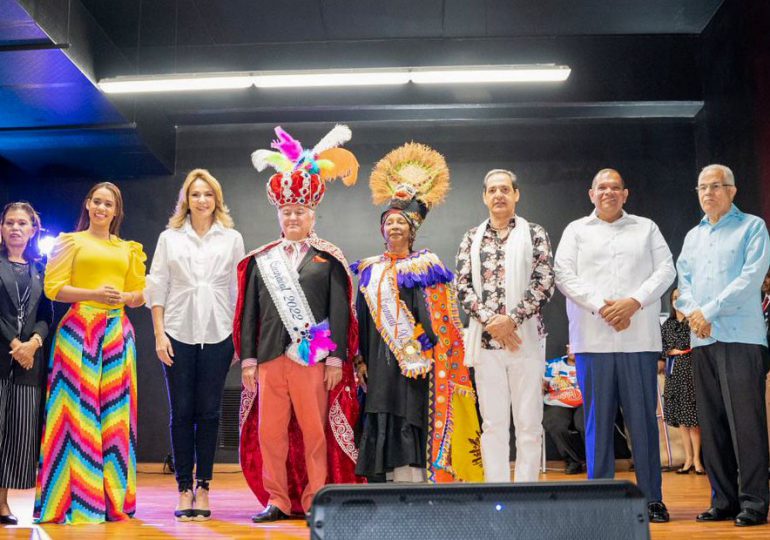 Coronan a Cuquín Victoria y Marily Gallardo como rey y reina del Desfile Nacional de Carnaval 2022