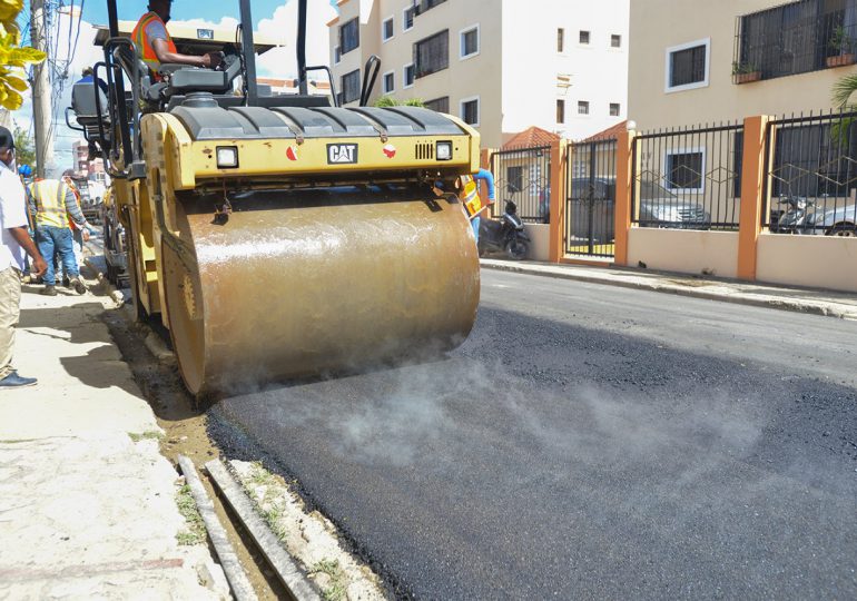 Abinader supervisa ejecución del plan de asfaltado en calles y avenidas en San Pedro de Macorís