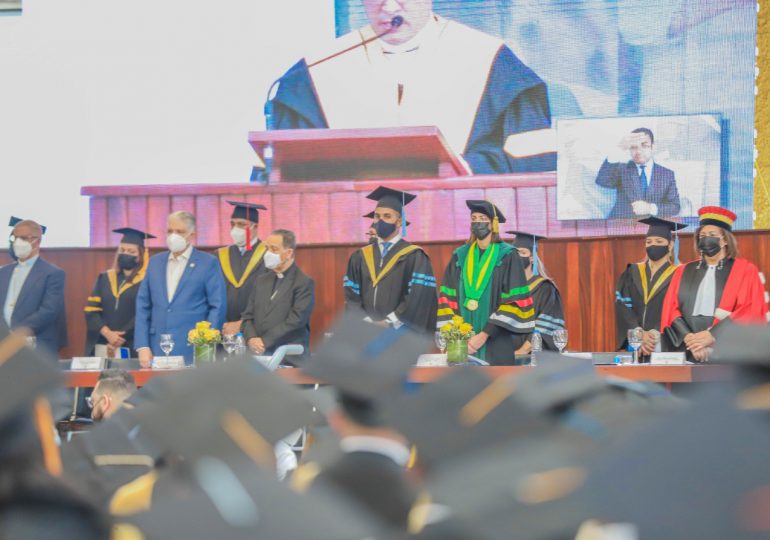 Ministro de la Juventud participa en la 105.ª graduación de la PUCMM