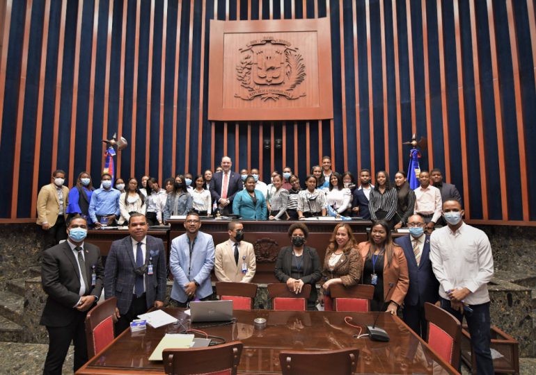 Senado de la República recibe la visita de estudiantes de Barahona