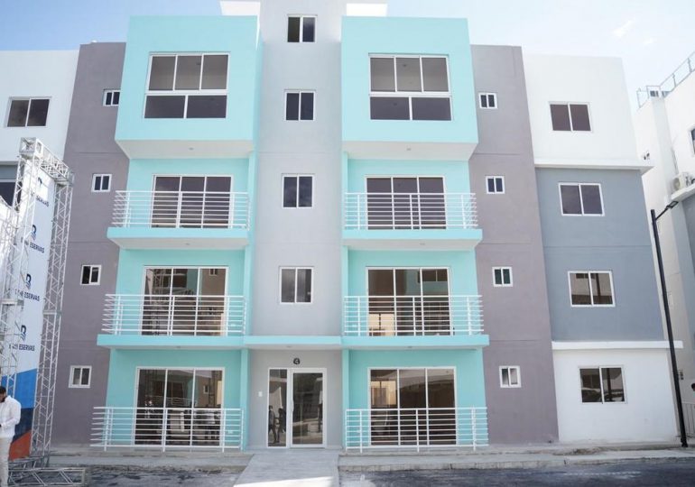 Gobierno entrega 80 viviendas del Plan Familia Feliz en Azua e incrementa el subsidio a más de RD$70 millones