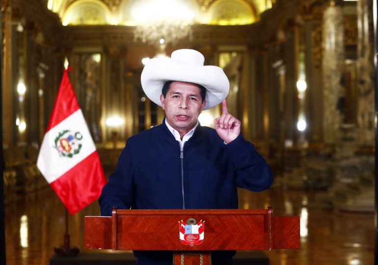 Congreso de Perú acepta debatir pedido de destitución del presidente Castillo