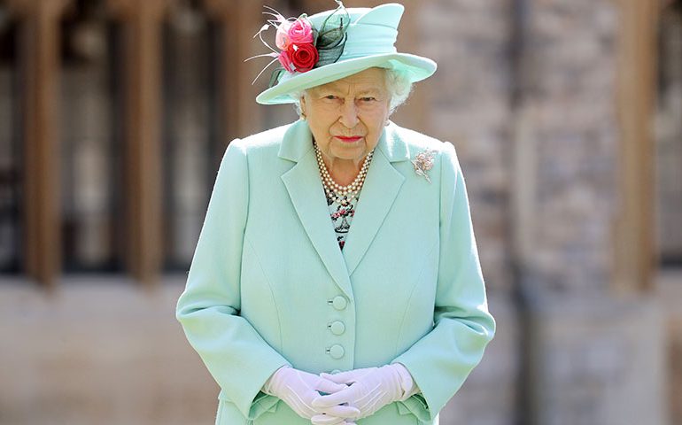 Bautizan en honor a la reina Isabel II a un bebé rinoceronte en Inglaterra