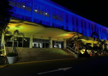 Alcaldía Santiago ilumina palacio municipal con los colores bandera de Ucrania