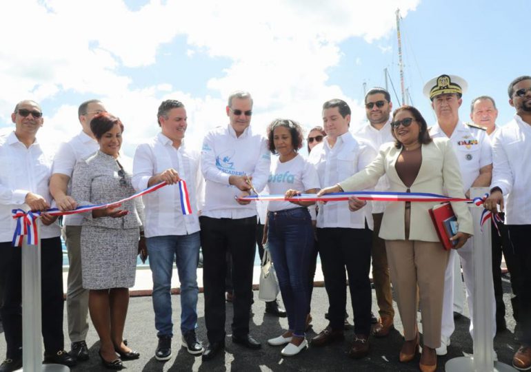 Tras 20 años de espera, Abinader le construye muelle a pescadores de Boca Chica