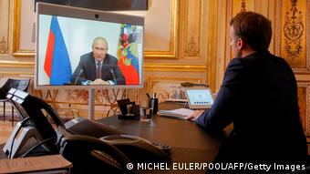 Putin le dice a Macron que obtendrá sus objetivos "por la negociación o por la guerra"