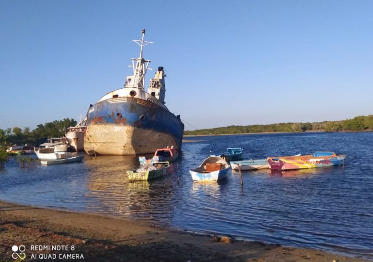 Denuncian accidente en desguace de embarcación provoca derrame de aceites contaminantes en Parque Manglares de Estero Balsa en Manzanillo