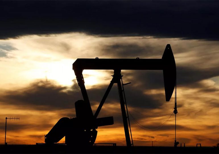 El petróleo baja por diálogo sobre Ucrania y confinamiento en China