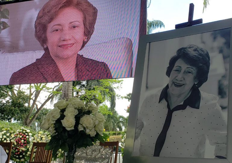 Sepultan restos de ex primera dama doña Rosa Gómez de Mejía