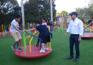 Alcaldía Santiago entrega un moderno parque infantil en La Villa Olímpica