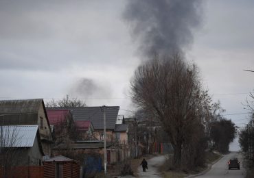 Alcalde de una ciudad cercana a Kiev muere en ataques rusos