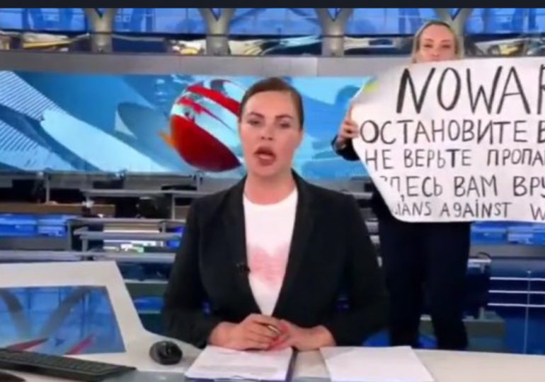 VIDEO | Una periodista interrumpe una transmisión de la TV rusa con un cartel antiguerra