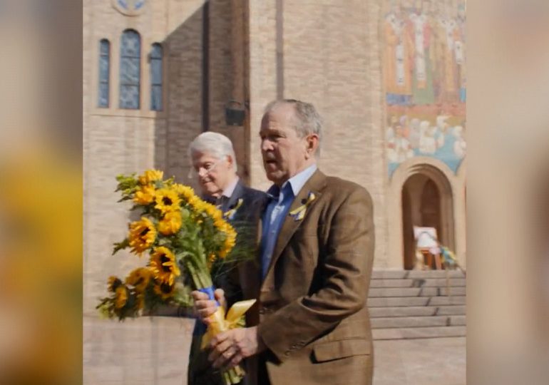 VIDEO | Expresidentes Bill Clinton y George W. Bush visitan juntos una iglesia ucraniana