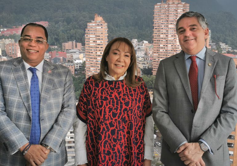 Contralor Catalino Correa pondera vínculos del embajador dominicano en Colombia