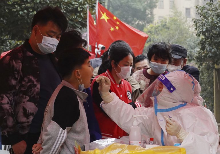 China confina a casi 30 millones de personas por brote récord de covid-19