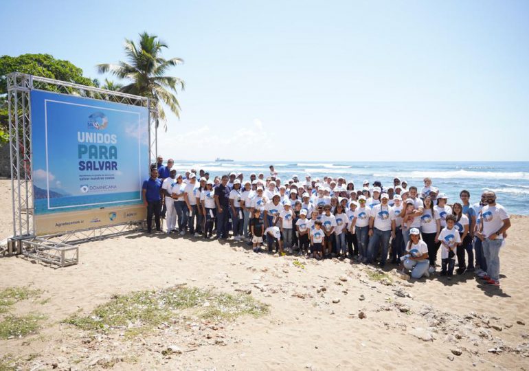 “Dominicana Salva Costas” jornada de limpieza realizada por Dominicana De Seguros en Playa Güibia