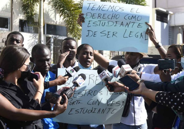 VIDEO | Estudiantes haitianos en RD reclaman le entreguen pasaportes y visados retenidos por embajada