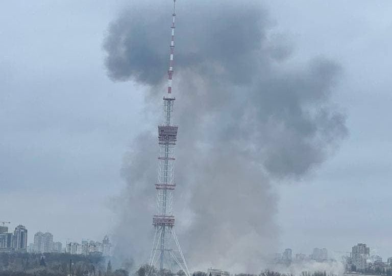 VIDEO | Reportan una explosión en una torre de telecomunicaciones en Kiev, Ucrania