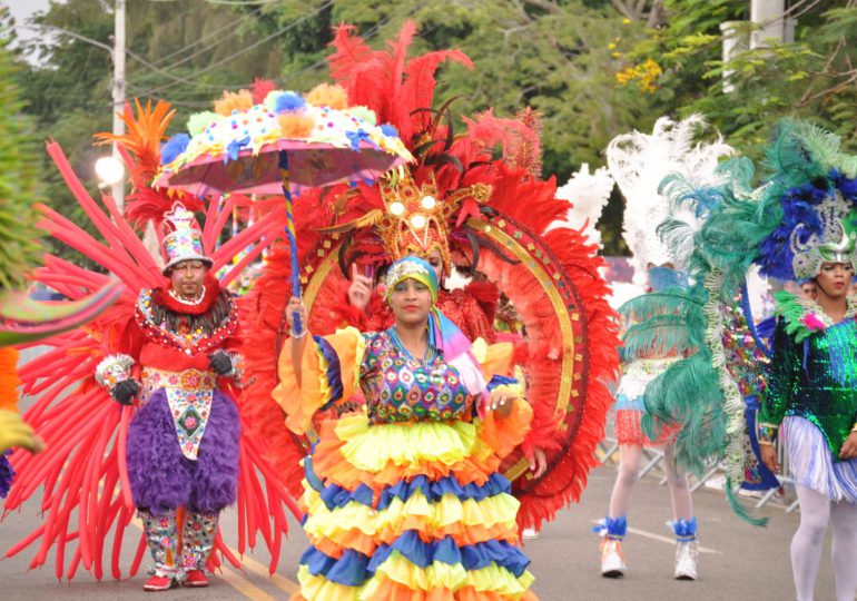 La lluvia no daña la fiesta; con concurrido desfile concluye Carnaval de Santiago 2022