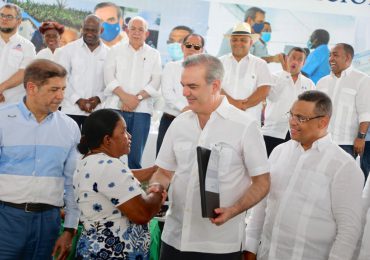 Gobierno entrega más de 600 títulos y 3,000 nuevas tarjetas Supérate en Monte Plata