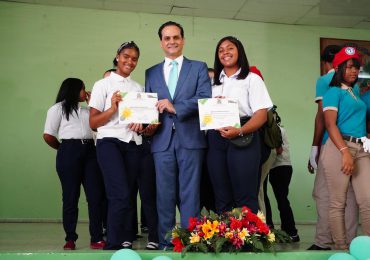 Senador celebra logros del programa “Prende y Emprende” en su segunda graduación