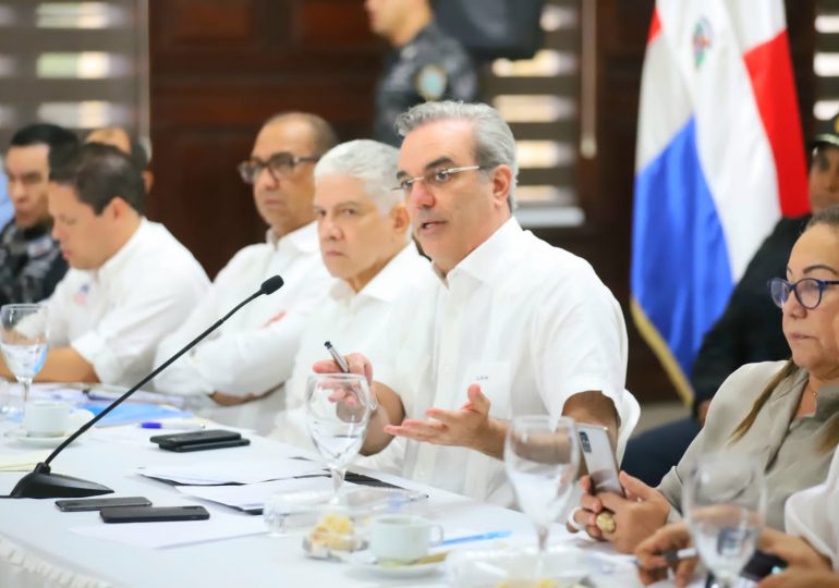 Luis Abinader asegura soluciones en agua, salud y educación a juntas de vecinos de Tamboril y Navarrete