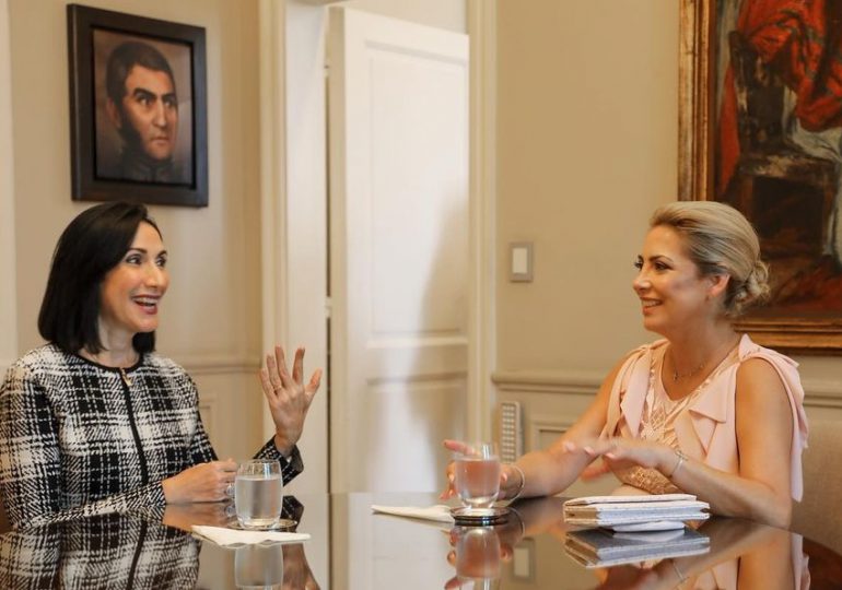 Raquel Arbaje muestra satisfacción al conocer en persona a primera dama de Argentina