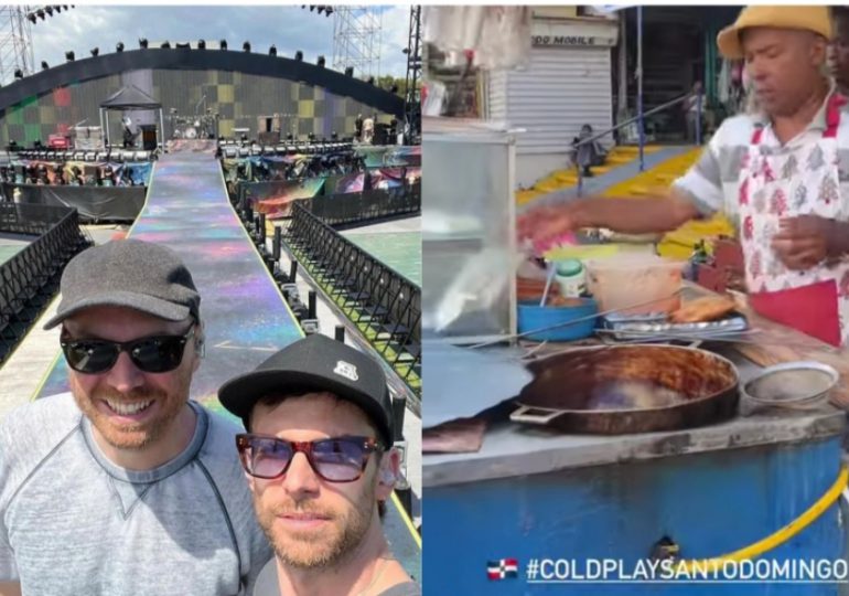 Banda británica Coldplay disfruta de un "baño de pueblo", antes de su concierto en el Estadio Olímpico