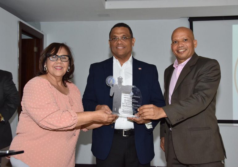 Mérido Torres recibe reconocimiento al mérito político y profesional en Santo Domingo Este